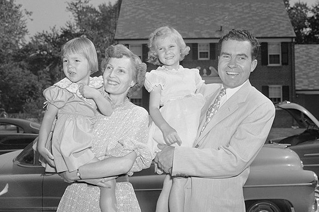 Пэт и Ричард Никсоны с детьми