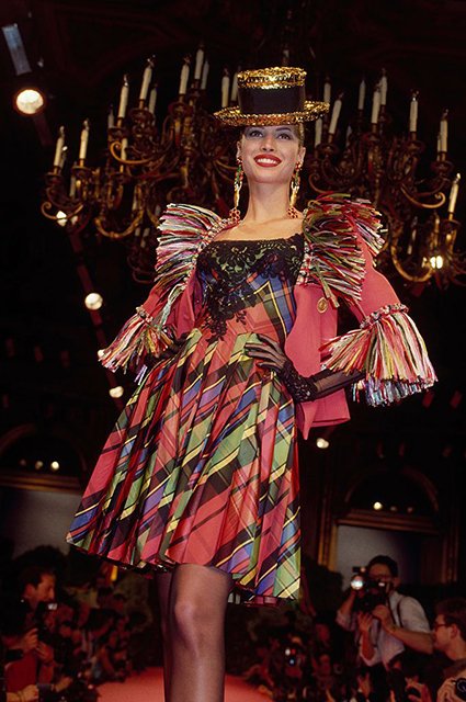 Кристи Тарлингтон на показе Christian Lacroix, 1992 год