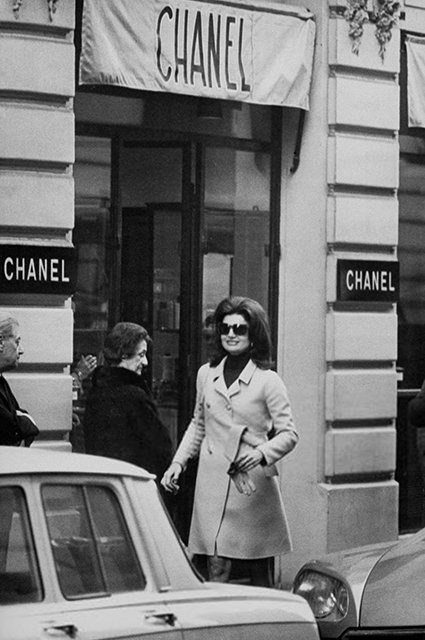 Джеки Кеннеди у бутика Chanel