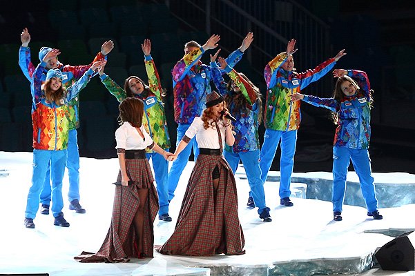 Лена Катина и Юля Волкова на открытии Олимпиады в Сочи