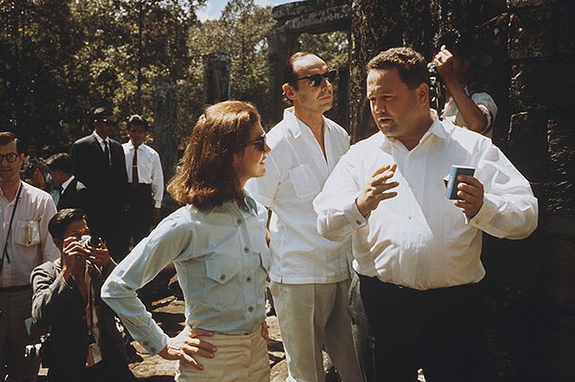 Жаклин Кеннеди и Дэвида Ормсби Гор во время поездки в Камбоджу