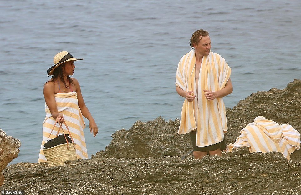 Отдых: Дуэт, казалось, был в хорошем настроении, когда они расслабились, глядя на пляж