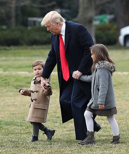 Дональд Трамп с внуками Джозефом и Арабеллой