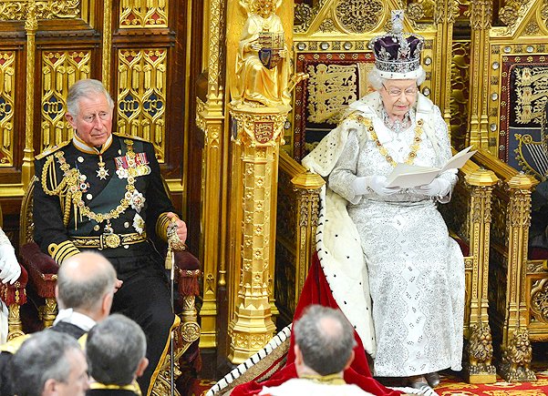 Принц Чарльз и Королева Елизавета II в официальной одежде
