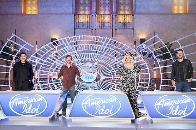 Кэти Перри с другими судьями шоу American Idol