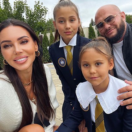 Джиган и Оксана Самойлова с дочерьми Ариелой и Леей