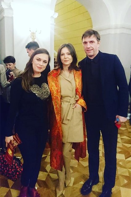 Елена Лядова и Владимир Вдовиченков с поклонницей