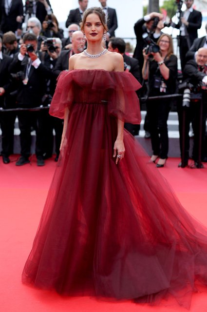 Изабель Гулар в платье от Valentino и украшениях Choprad