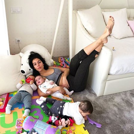 Джорджина Родригес с детьми