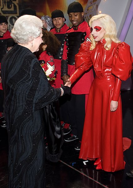 Королева Елизавета II и Леди Гага, 2009 год