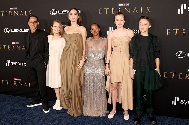 Анджелина Джоли с сыновьями Ноксом и Паксом и дочерьми Захарой, Вивьен и Шайло