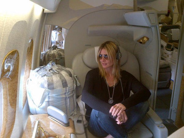 А вот Хайди Клум в самолете предпочитает слушать музыку