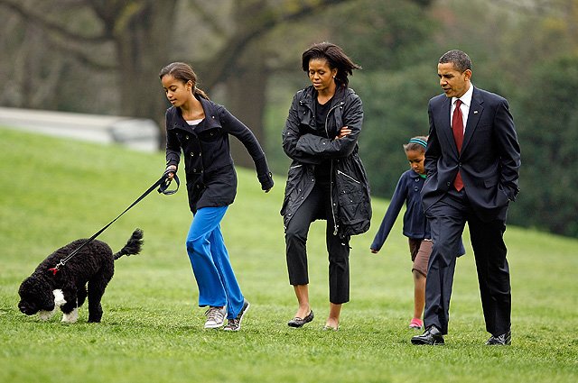 Барак Обама с семьей и Бо, 2010 год