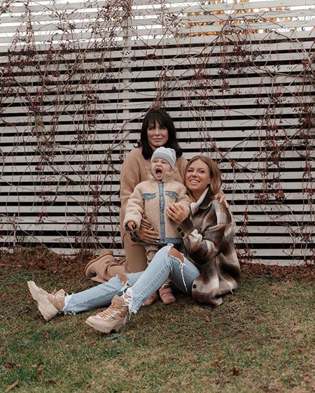 Рита Дакота с матерью и дочерью