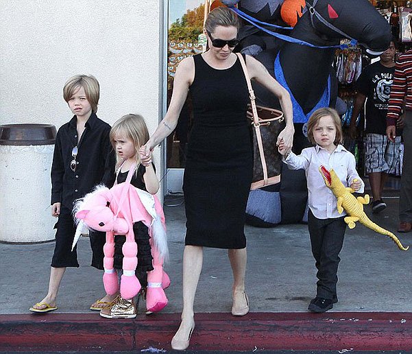 Анджелина Джоли с детьми готовится к Хэллоуину