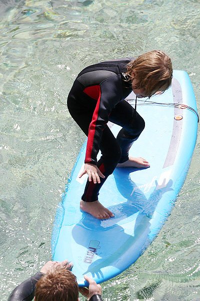 Вивьен и Нокс Джоли-Питт берут первые уроки серфинга в Сиднее 7