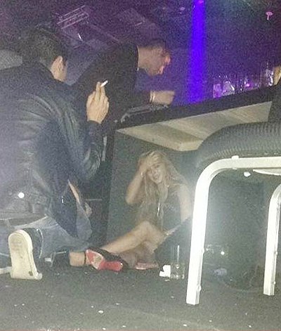 Линдси Лохан сидит на полу в клубе в Сан-Паулу