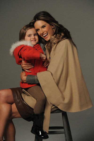Алессандра Амбросио с дочерью Аней в рекламе London Fog