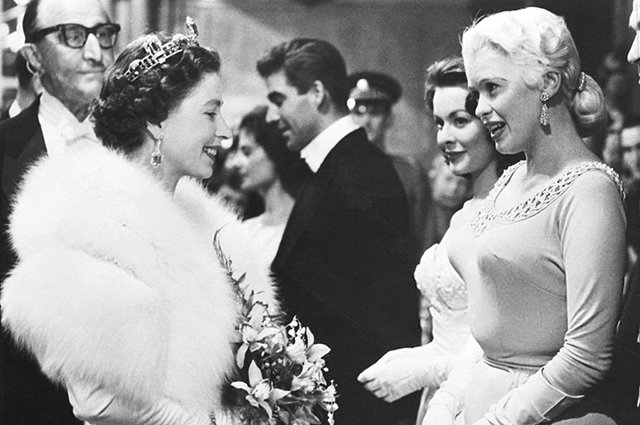 Королева Елизавета II и Джейн Мэнсфилд, 1957 год