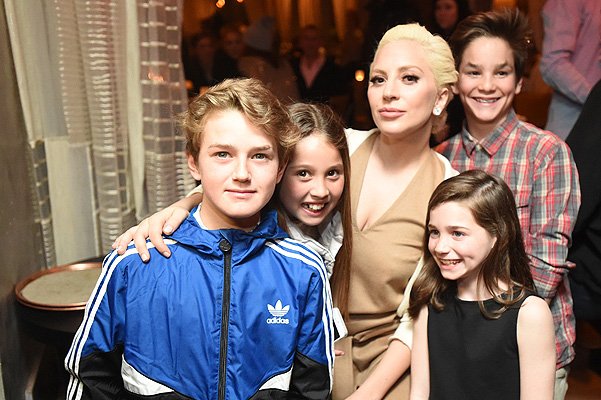Леди Гага с детьми