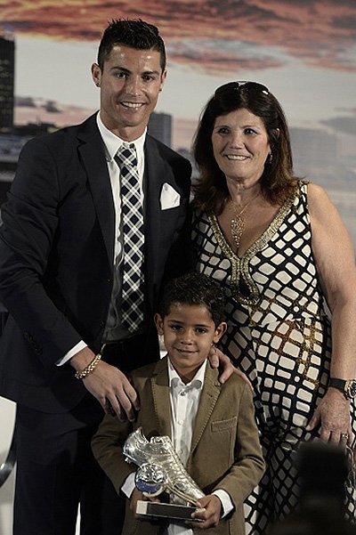 Криштиану Роналду с мамой Долорес Авейру и сыном Криштиану Роналду-младшим