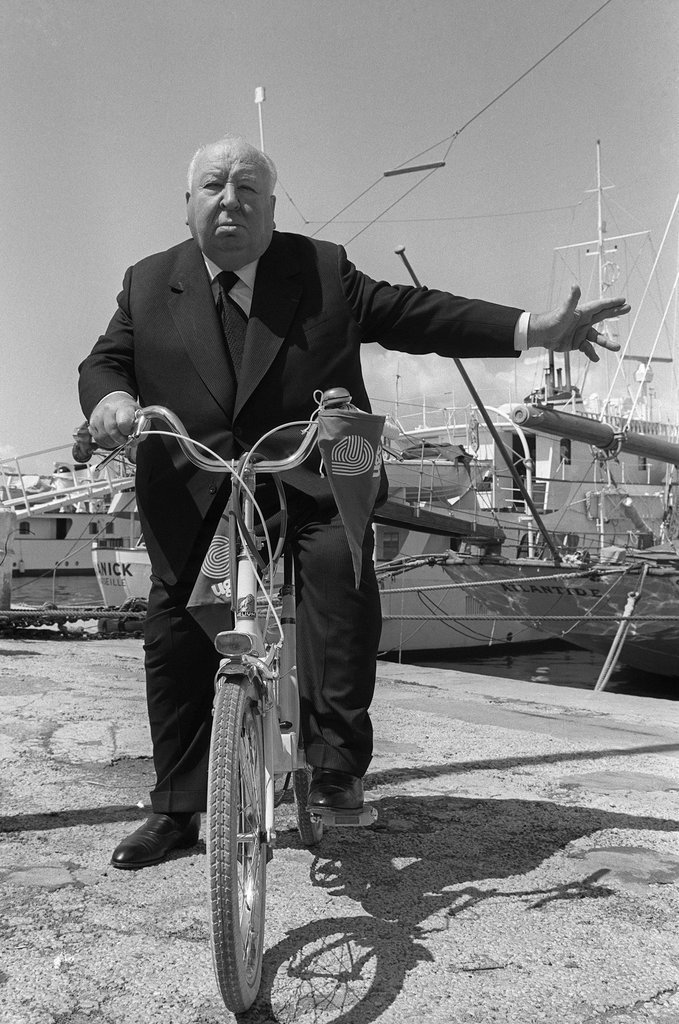 http://media2.popsugar-assets.com/files/2015/05/12/961/n/1922398/8b59b0a1b5f898d1_120090081_masternfy9lX.xxxlarge/i/Alfred-Hitchcock-hitched-ride-bicycle-1972.jpg