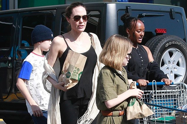 Анджелина Джоли с сыном Ноксом и дочерями Вивьен и Захарой