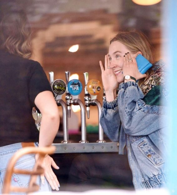 Saoirse Ronan 2019 : Saoirse Ronan at the pub in Notting Hill-02
