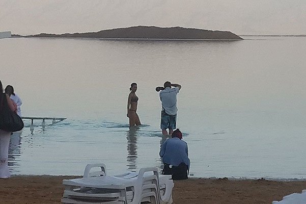 Рианна на Мертвом море