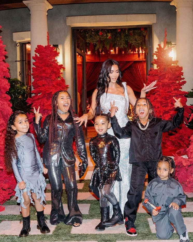 Ким Кардашьян с детьми и племянницей