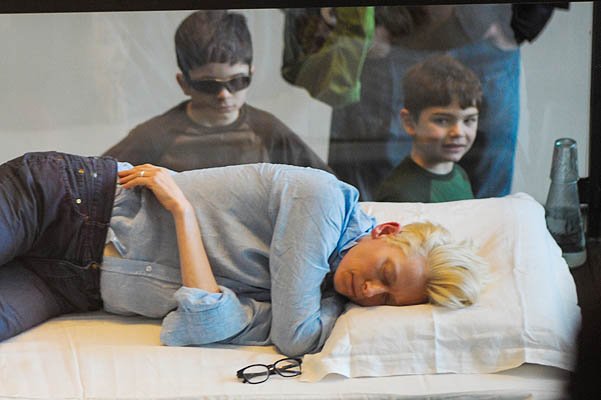 Тильда Суинтон задремала в Музее современного искусства в Нью-Йорке