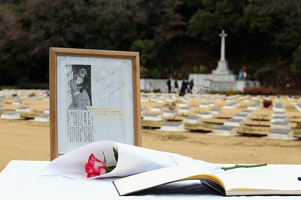 Принц Уилльям посещает военное кладбище в Иокогаме