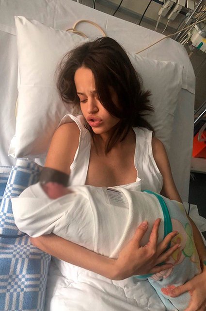 Сюзанна Варнина с новорожденной дочерью