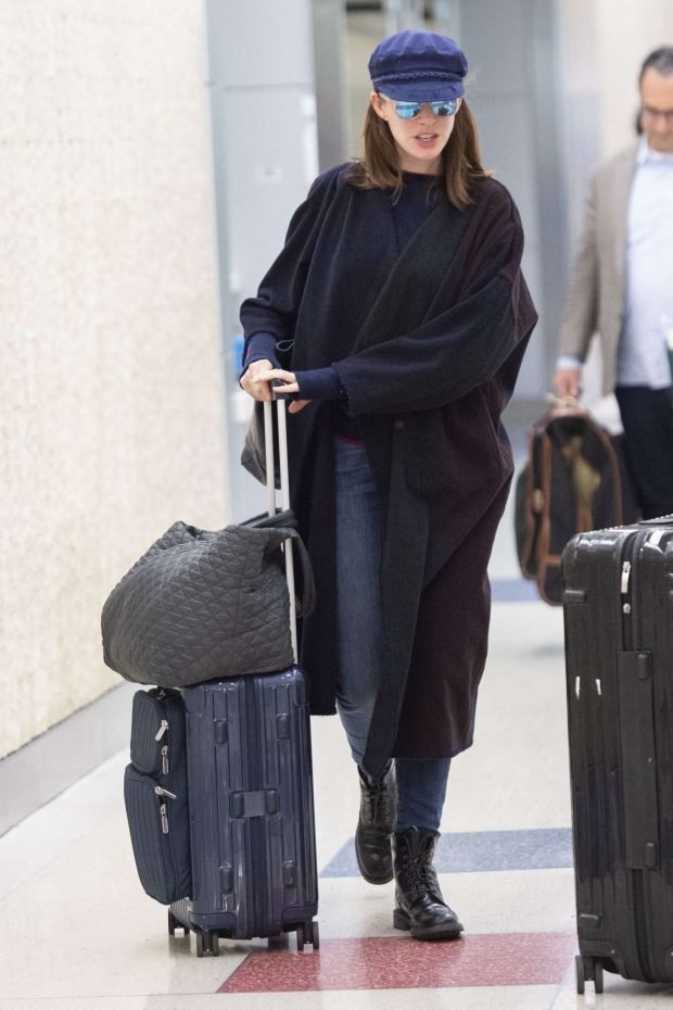 Anne Hathaway - Arrives at JFK Airport in New York City