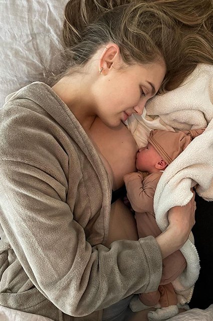 Роми Стрейд с новорожденной дочерью Минт