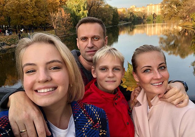 Алексей и Юлия Навальные с дочерью Дашей и сыном Захаром