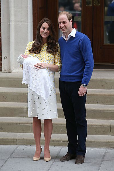 Герцогиня Кэтрин и принц Уилльям с новорожденной дочкой