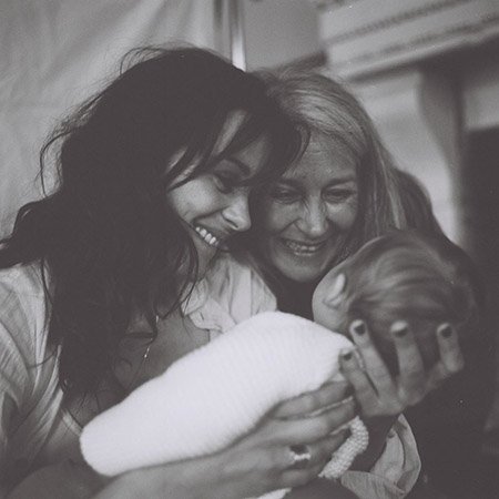 Марион Котийяр с ребенком и мамой