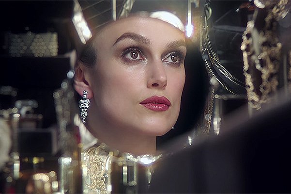 Кира Найтли в видеоролике Chanel Beauty Talks