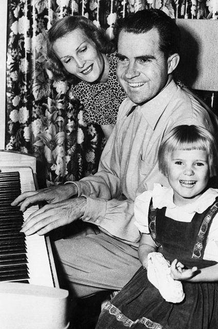 Пэт и Ричард Никсон с детьми