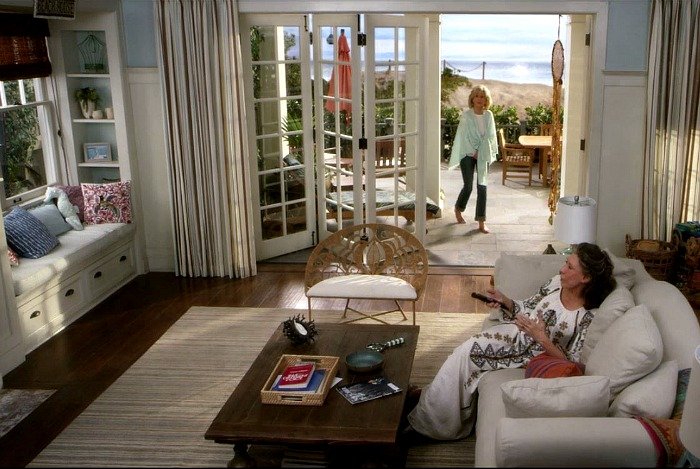https://hookedonhouses.net/wp-content/uploads/2015/06/Grace-and-Frankie-on-Netflix-Beach-House-living-room-3.jpg