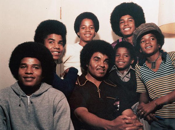 Майкл Джексон с братьями Джеки, Тито, Марлоном, Джермейном, Рэнди и их отцом Джозефом. 1971 год