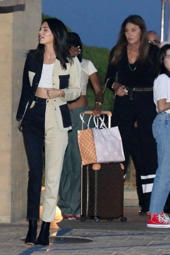 Kendall Jenner 2019 : Kendall Jenner â Leaving the Nobu Restaurant-03