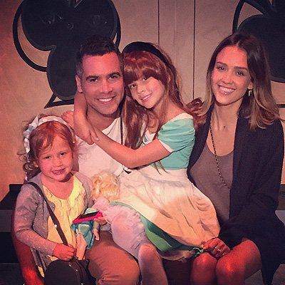 Кэш Уоррен и Джессика Альба с детьми (фото из Instagram)