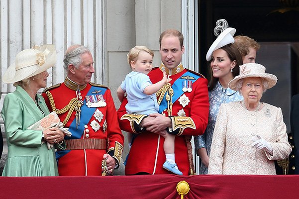 Герцогина Корнуольская Камилла, принц Чарльз, принц Джордж, принц Уильям, Кейт Миддлтон и королева Елизавета II