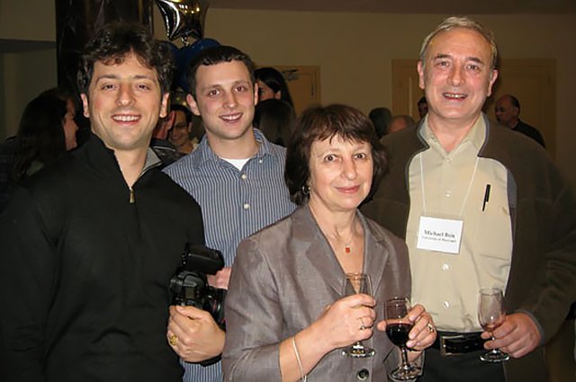 Сергей Брин с братом Сэмом и родителями