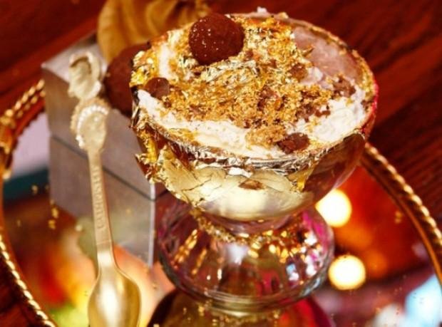 7. Сандэ Frrrozen Haute Chocolate ($25 тыс.) Золотая десертная ложка — это подарок для посетителей Р