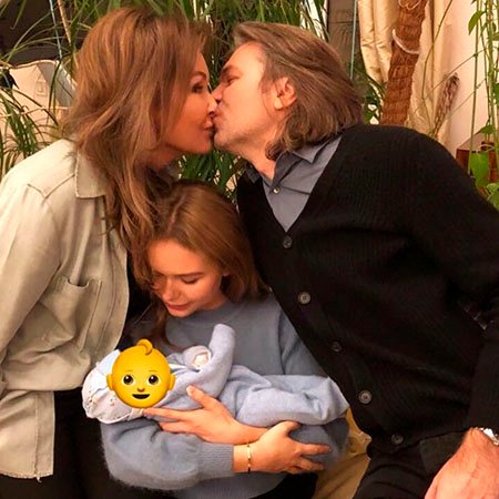 Елена, Дмитрий и Стефания Маликовы с новорожденным
