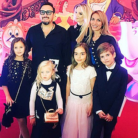 Стас Михайлов с супругой Инной и детьми
