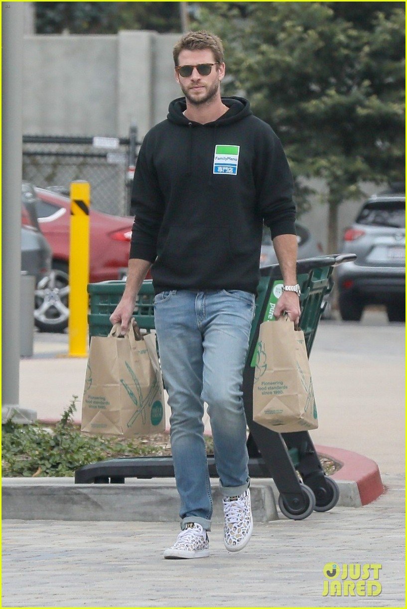 liam hemsworth rocks printed sneakers for lunch with his family 014313803
